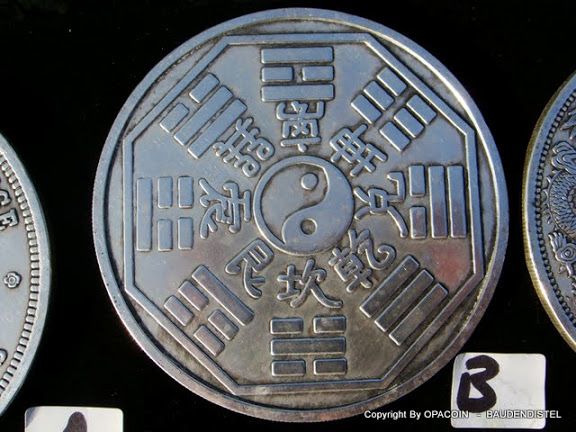 sehr grosse chinesische Münzen mit Drachen, Yin & Yang, Dollar